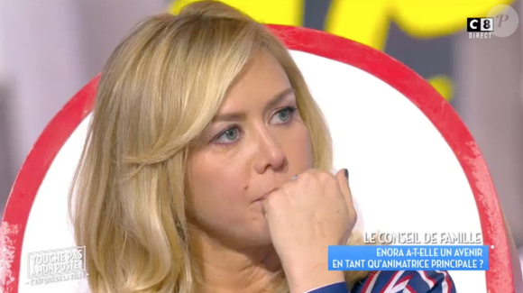 Enora Malagré très émue dans "Touche pas à mon poste" sur C8. Le 3 mars 2017.