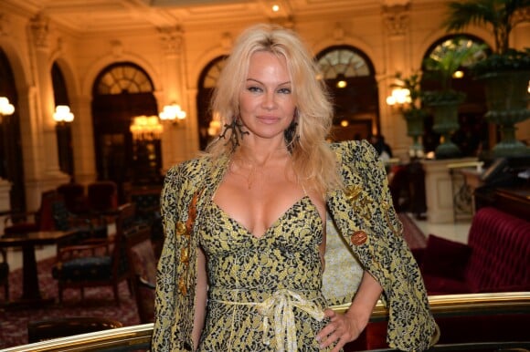 Pamela Anderson arrivant au défilé de mode "Vivienne Westwood", collection prêt-à-porter Automne-Hiver 2017-2018 à l'hôtel Intercontinental à Paris, le 4 Mars 2017.© CVS/Veeren/Bestimage