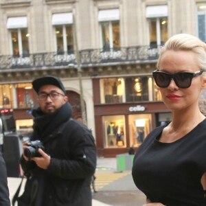 Pamela Anderson arrive au défilé de mode prêt-à-porter automne-hiver 2017/2018 "Stella McCartney" à l'Opéra Garnier à Paris. Le 6 mars 2017 © CVS-Veeren / Bestimage