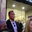 Arnold Schwarzenegger et sa compagne Heather Milligan font du shopping à Rome en Italie. Arnold porte un attelle à la jambe droite. Le 25 janvier 2017