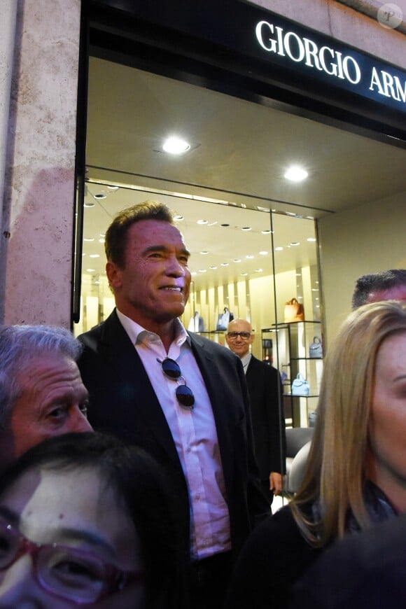 Arnold Schwarzenegger et sa compagne Heather Milligan font du shopping à Rome en Italie. Arnold porte un attelle à la jambe droite. Le 25 janvier 2017
