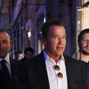 Arnold Schwarzenegger et sa compagne Heather Milligan font du shopping à Rome en Italie. Arnold porte un attelle à la jambe droite. Le 25 janvier 2017