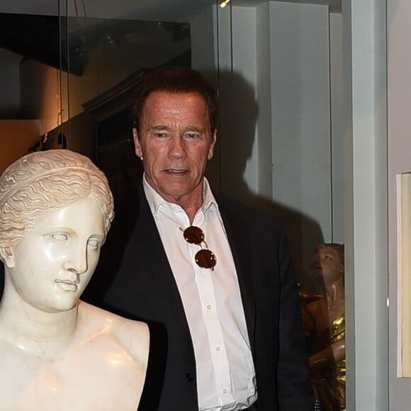 Arnold Schwarzenegger et sa compagne Heather Milligan font du shopping à Rome en Italie. Arnold porte un attelle à la jambe droite. Le 25 janvier 2017