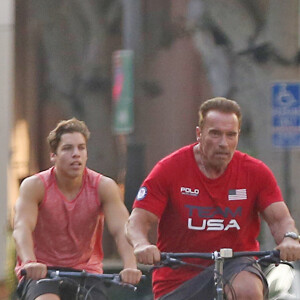 Exclusif - Arnold Schwarzenegger fait du vélo avec son fils Joseph Baena dans les rues de Venice. Plus il grandit, plus le fils illégitime de l'acteur star de la saga Terminator ressemble à son paternel! Le 25 août 2016