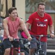 Exclusif - Arnold Schwarzenegger fait du vélo avec son fils Joseph Baena dans les rues de Venice. Plus il grandit, plus le fils illégitime de l'acteur star de la saga Terminator ressemble à son paternel! Le 25 août 2016