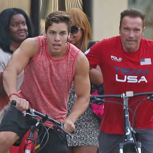 Exclusif - Arnold Schwarzenegger fait du vélo avec son fils Joseph Baena dans les rues de Venice. Plus il grandit, plus le fils illégitime de l'acteur star de la saga Terminator ressemble à son paternel! Le 25 août 2016