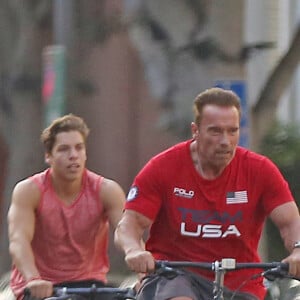 Exclusif - Arnold Schwarzenegger fait du vélo avec son fils Joseph Baena dans les rues de Venice. Plus il grandit, plus le fils illégitime de l'acteur star de la saga Terminator ressemble à son paternel! Le 25 août 2016