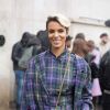 La chanteuse Shy'm quitte le défilé de mode "Véronique Leroy", collection prêt-à-porter Automne-Hiver 2017-2018 au palais de Tokyo à Paris le 4 mars 2017.