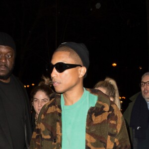 Pharrell Williams quitte "L'Arc" après l'after-party Fenty Puma By Rihanna. Paris, le 6 mars 2017.