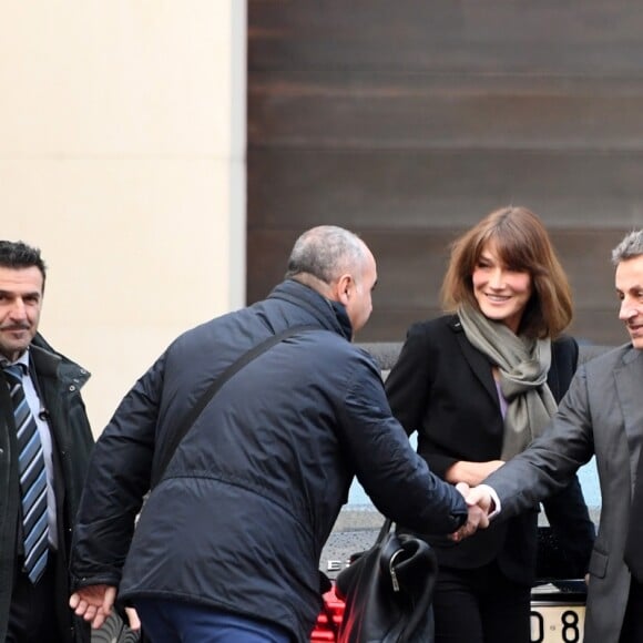 Exclusif - Nicolas Sarkozy et sa femme Carla Bruni arrivent à l'aéroport de Turin en Italie pour la présentation du nouveau livre de Marisa Bruni Tedeschi "Mes chères filles, je vais vous raconter" à Turin en Italie le 6 mars 2017.