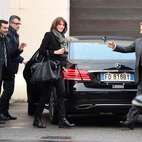 Exclusif - Nicolas Sarkozy et sa femme Carla Bruni arrivent à l'aéroport de Turin en Italie pour la présentation du nouveau livre de Marisa Bruni Tedeschi "Mes chères filles, je vais vous raconter" à Turin en Italie le 6 mars 2017.