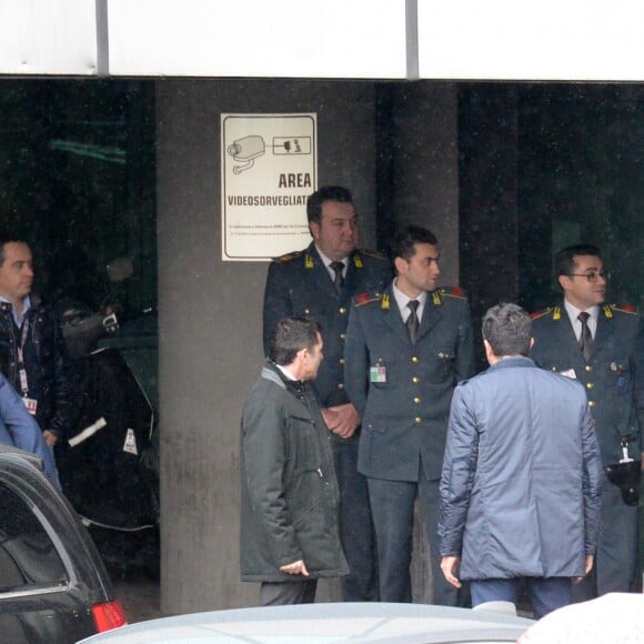 Exclusif - Nicolas Sarkozy et sa femme Carla Bruni arrivent à l'aéroport de Turin en Italie pour la présentation du nouveau livre de Marisa Bruni Tedeschi "Mes chères filles, je vais vous raconter" à Turin en Italie le 6 mars 2017.