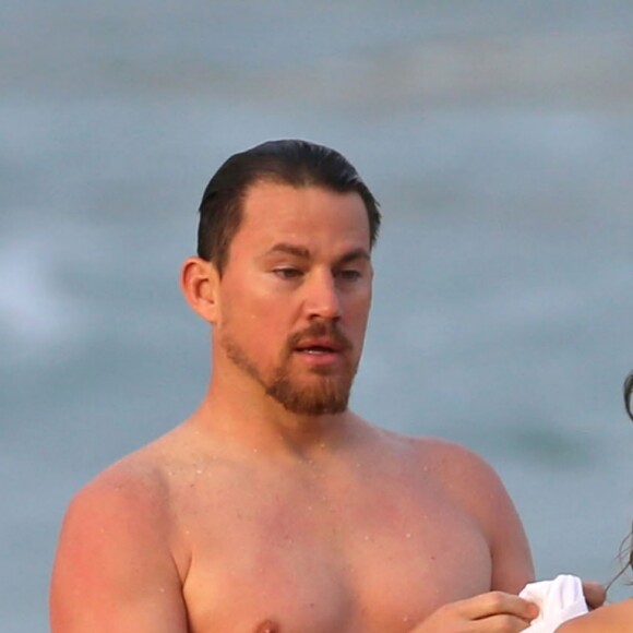 Channing Tatum et sa femme Jenna Dewan s'amusent sur la plage à Hawaï, le 16 février 2017