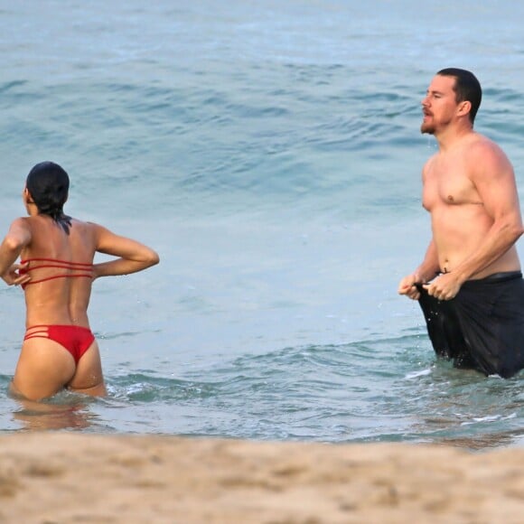 Channing Tatum et sa femme Jenna Dewan s'amusent sur la plage à Hawaï, le 16 février 2017