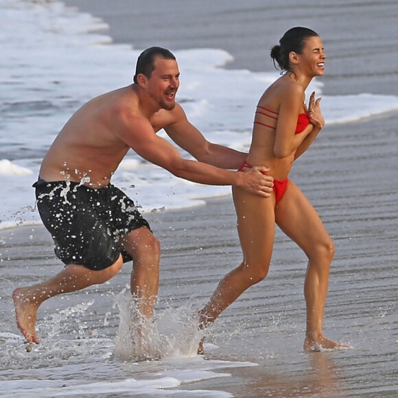 Channing Tatum et sa femme Jenna Dewan s'amusent sur la plage à Hawaï, le 16 février 2017