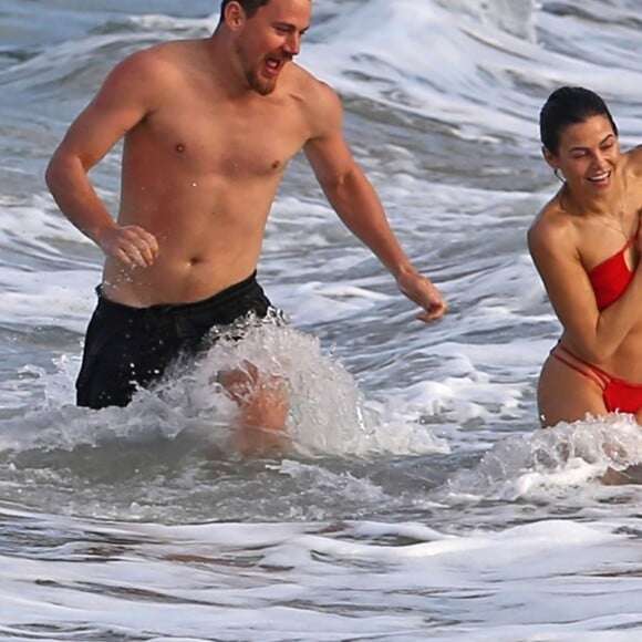 Channing Tatum et sa femme Jenna Dewan s'amusent sur la plage à Hawaï, le 16 février 2017