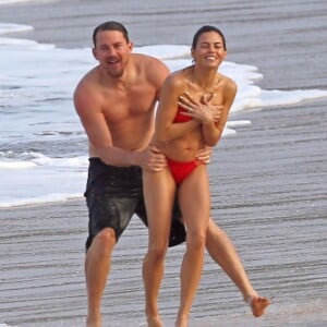 Channing Tatum et sa femme Jenna Dewan s'amusent sur la plage à Hawaï, le 16 février 2017