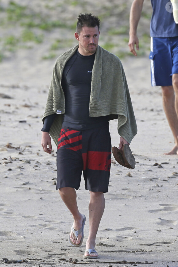 Channing Tatum se détend sur la plage avec un ami à Hawaï, le 8 février 2017.