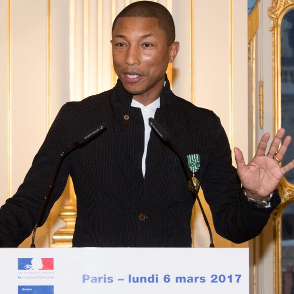 Pharrell Williams reçoit les insignes d'Officier dans l'ordre des Arts et des Lettres au ministère de la culture à Paris, France, le 6 mars 2017. © Cyril Moreau/Bestimage
