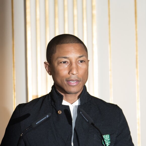 Pharrell Williams reçoit les insignes d'Officier dans l'ordre des Arts et des Lettres au ministère de la culture à Paris, France, le 6 mars 2017. © Cyril Moreau/Bestimage