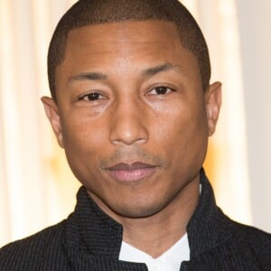 Pharrell Williams reçoit les insignes d'Officier dans l'ordre des Arts et des Lettres au ministère de la culture à Paris, France, le 6 mars 2017. © Cyril Moreau/Bestimage