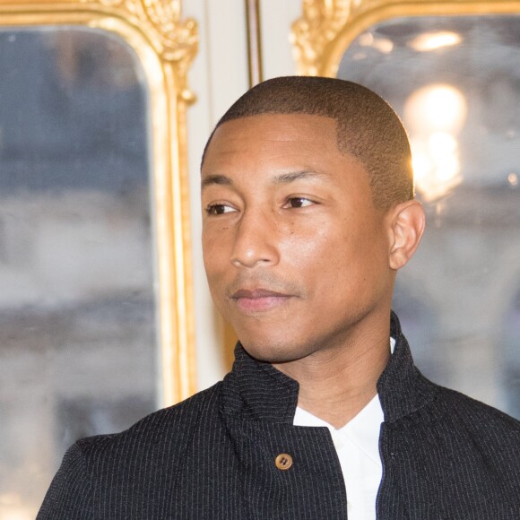 Pharrell Williams reçoit les insignes d'Officier dans l'ordre des Arts et des Lettres au ministère de la culture à Paris, France, le 6 mars 2017. © Cyril Moreau/Bestimage