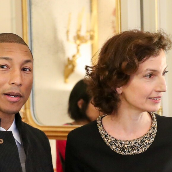 Audrey Azoulay, Ministre de la Culture et de la Communication - Pharrell Williams reçoit les insignes d'Officier dans l'ordre des Arts et des Lettres au ministère de la culture à Paris le 6 mars 2017. © Cyril Moreau / Bestimage