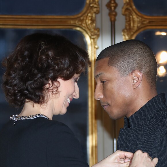 Audrey Azoulay, Ministre de la Culture et de la Communication - Pharrell Williams reçoit les insignes d'Officier dans l'ordre des Arts et des Lettres au ministère de la culture à Paris le 6 mars 2017. © Cyril Moreau / Bestimage