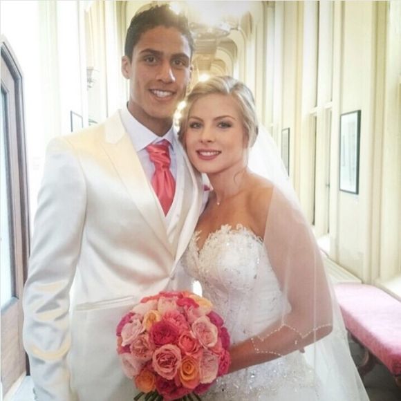 Raphaël Varane et sa femme Camille (Tytgat), ici lors de leur mariage au Touquet le 20 juin 2015, attendent leur premier enfant pour le printemps 2017. Photo Instagram.