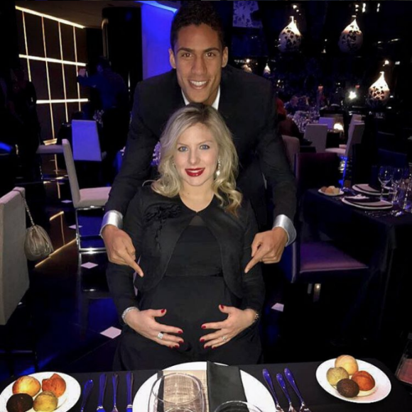 Raphaël Varane et sa femme Camille (Tytgat) attendent leur premier enfant pour le printemps 2017. Le couple en a fait l'annonce à l'occasion du nouvel an par le biais de cette photo Instagram.
