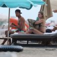 Raphaël Varane et sa femme Camille Tytgat en vacances sur une plage à Miami le 8 juillet 2016.