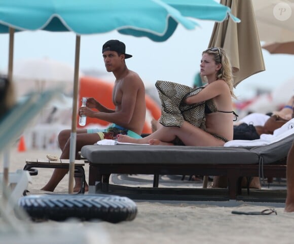 Raphaël Varane et sa femme Camille Tytgat en vacances sur une plage à Miami le 8 juillet 2016.
