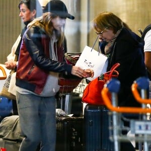 Exclusif - Nathalie Baye et sa fille Laura Smet arrivent de l'aéroport LAX à Los Angeles à l'aéroport de Paris-Charles-de-Gaulle, où elles ont passé quelques jours avec J. Hallyday, à Roissy-en-France, France, le 6 mars 2017.