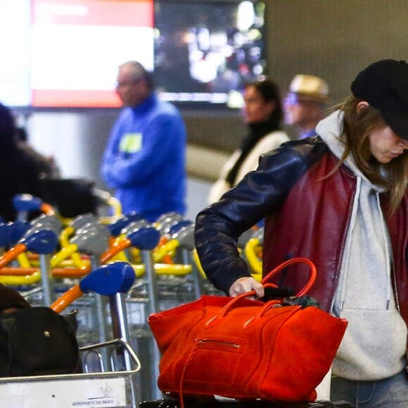 Exclusif - Nathalie Baye et sa fille Laura Smet arrivent de l'aéroport LAX à Los Angeles à l'aéroport de Paris-Charles-de-Gaulle, où elles ont passé quelques jours avec J. Hallyday, à Roissy-en-France, France, le 6 mars 2017.