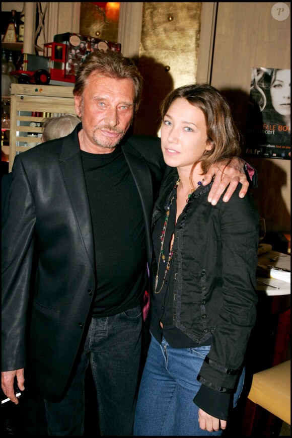 Exclusif - Johnny Hallyday et Laura Smet à la prjectiopn, en avant-première, du 40e épisode du "Comisssaire Moulin", à Paris, le 17 octobre 2005.