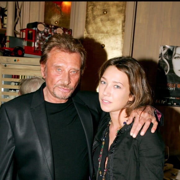 Exclusif - Johnny Hallyday et Laura Smet à la prjectiopn, en avant-première, du 40e épisode du "Comisssaire Moulin", à Paris, le 17 octobre 2005.