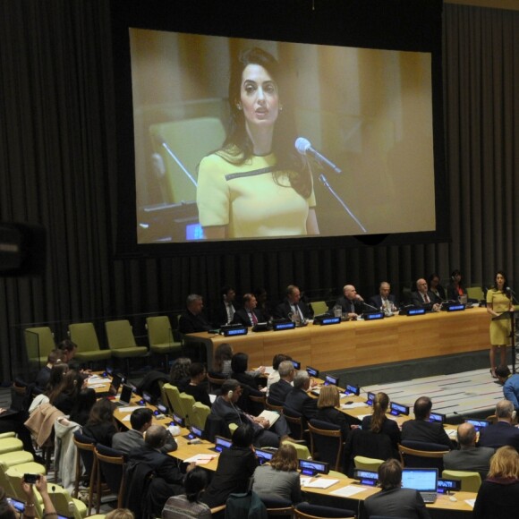 Amal Alamuddin Clonney, enceinte, prononce un discours à la conférence "The Fight against Impunity for Atrocities: Bringing Daesh to Justice" à l'ONU. New York le 9 mars 2017.