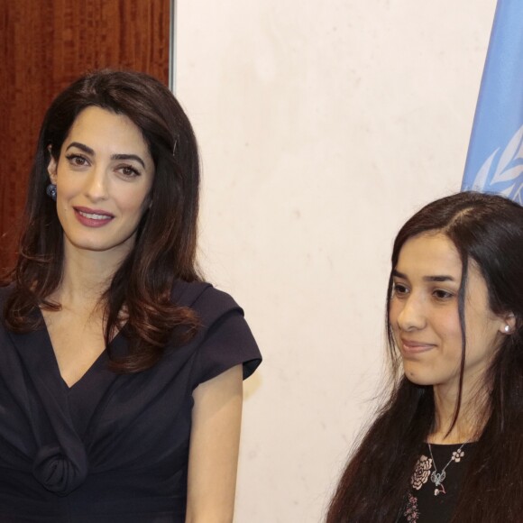 Amal Clooney et sa cliente Nadia Murad Basee Taha rencontrent le secrétaire général des Nations Unies Antonio Guterres au siège de l'ONU. New York, le 10 mars 2017.