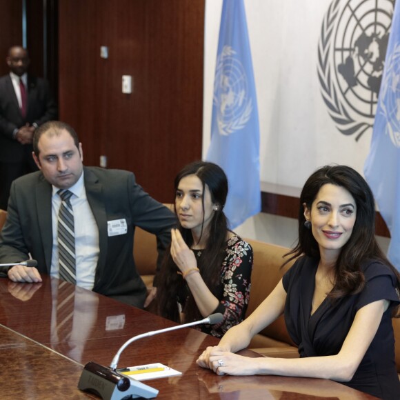 Amal Clooney et sa cliente Nadia Murad Basee Taha rencontrent le secrétaire général des Nations Unies Antonio Guterres au siège de l'ONU. New York, le 10 mars 2017.