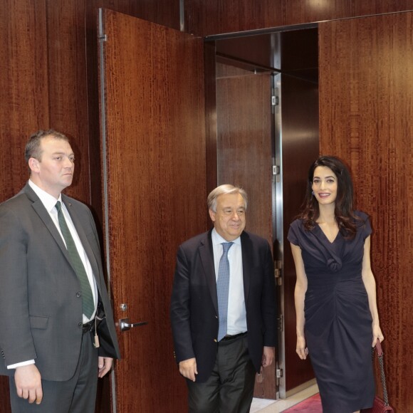 Amal Clooney et sa cliente Nadia Murad Basee Taha rencontrent le secrétaire général des Nations Unies Antonio Guterres au siège de l'ONU. New York, le 10 mars 2017.