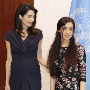 Amal Clooney et sa cliente Nadia Murad Basee Taha rencontrent le secrétaire général des Nations Unies Antonio Guterres au siège de l'ONU. New York, le 10 mars 2017.