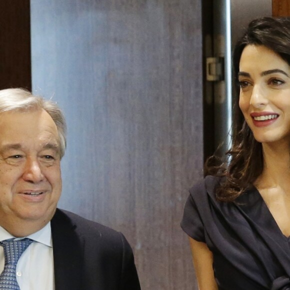 Amal Clooney et sa cliente Nadia Murad Basee Taha rencontrent le secrétaire général des Nations Unies Antonio Guterres au siège de l'ONU. New York, le 10 mars 2017.