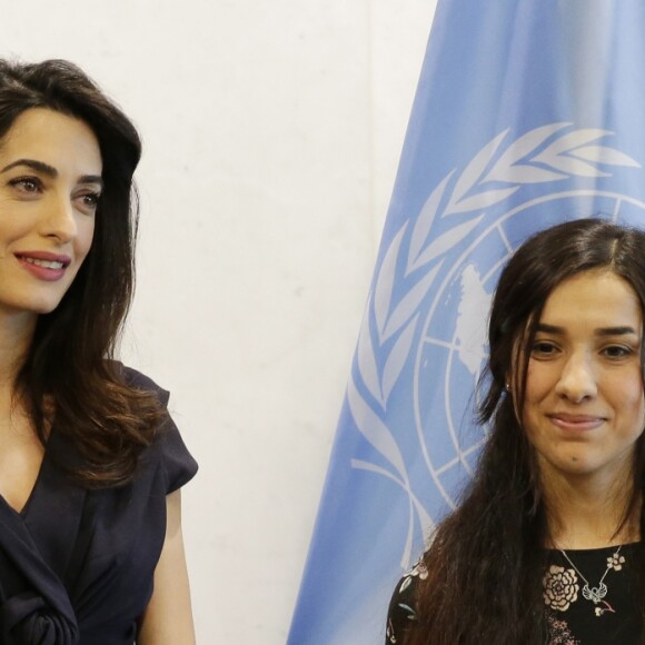 Amal Clooney et sa cliente Nadia Murad Basee Taha rencontrent le secrétaire général des Nations Unies Antonio Guterres au siège de l'ONU. New York, le 10 mars 2017.