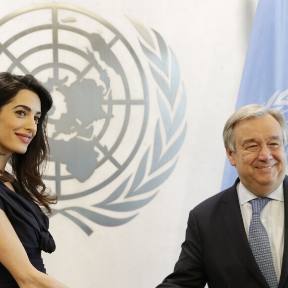 Amal Clooney et sa cliente Nadia Murad Basee Taha rencontrent le secrétaire général des Nations Unies Antonio Guterres au siège de l'ONU. New York, le 10 mars 2017.