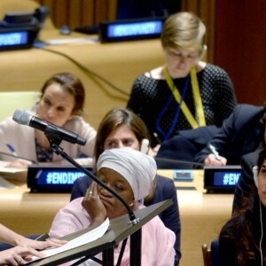 Amal Alamuddin Clonney, enceinte, demande au gouvernement Irakien et aux pays de l'ONU de sévir contre Daesh lors d'un discours à l'ONU à New York le 9 mars 2017. Elle était accompagnée de sa cliente, une femme Yezidi violée et vendue comme esclave. Amal Clooney souhaite, par son action, que les membres de Daesh répondent de leurs actes devant une cour de justice. Le combat va être de longue haleine. 3/9/17