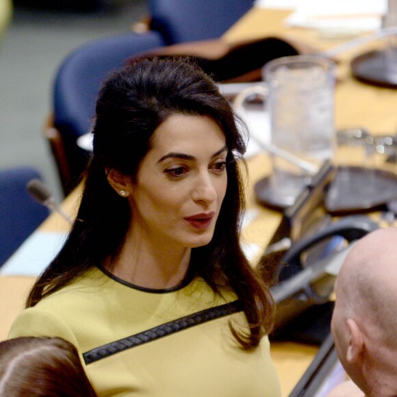 Amal Alamuddin Clonney, enceinte, demande au gouvernement Irakien et aux pays de l'ONU de sévir contre Daesh lors d'un discours à l'ONU à New York le 9 mars 2017. Elle était accompagnée de sa cliente, une femme Yezidi violée et vendue comme esclave. Amal Clooney souhaite, par son action, que les membres de Daesh répondent de leurs actes devant une cour de justice. Le combat va être de longue haleine.09/03/2017 - New York