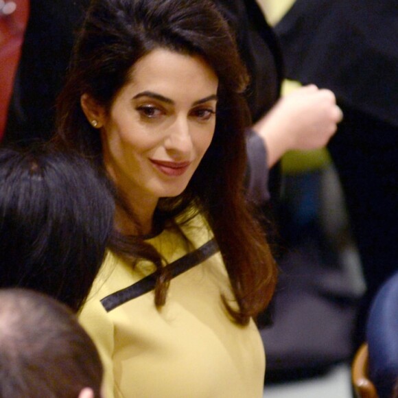 Amal Alamuddin Clonney, enceinte, demande au gouvernement Irakien et aux pays de l'ONU de sévir contre Daesh lors d'un discours à l'ONU à New York le 9 mars 2017. Elle était accompagnée de sa cliente, une femme Yezidi violée et vendue comme esclave. Amal Clooney souhaite, par son action, que les membres de Daesh répondent de leurs actes devant une cour de justice. Le combat va être de longue haleine. 09/03/2017 - New York