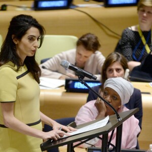 Amal Alamuddin Clonney, enceinte, demande au gouvernement Irakien et aux pays de l'ONU de sévir contre Daesh lors d'un discours à l'ONU à New York le 9 mars 2017. Elle était accompagnée de sa cliente, une femme Yezidi violée et vendue comme esclave. Amal Clooney souhaite, par son action, que les membres de Daesh répondent de leurs actes devant une cour de justice. Le combat va être de longue haleine. 09/03/2017 - New York