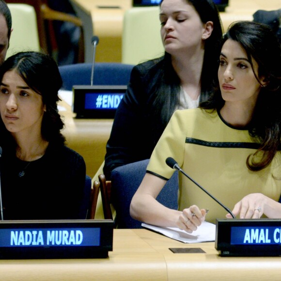 Amal Alamuddin Clonney, enceinte, demande au gouvernement Irakien et aux pays de l'ONU de sévir contre Daesh lors d'un discours à l'ONU à New York le 9 mars 2017. Elle était accompagnée de sa cliente Nadia Murad, une femme Yezidi violée et vendue comme esclave. Amal Clooney souhaite, par son action, que les membres de Daesh répondent de leurs actes devant une cour de justice. Le combat va être de longue haleine. 09/03/2017 - New York