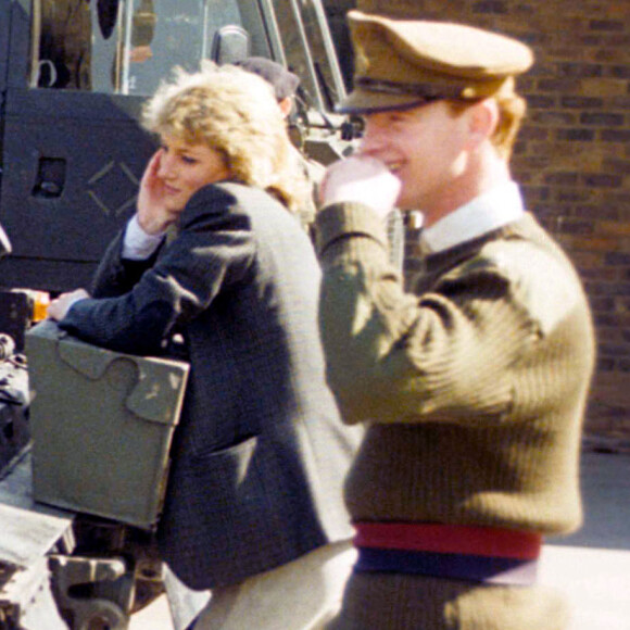 La princesse Diana et James Hewitt photographiés ensemble dans une base militaire au Royaume-Uni. Lady Di et le major James Hewitt ont vécu une liaison entre 1986 et 1991.